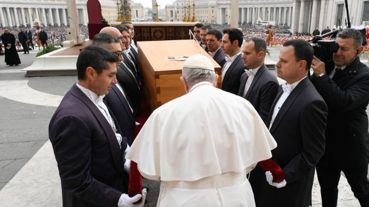 Papa Francisco preside el funeral de Benedicto XVI en la Basílica de ...