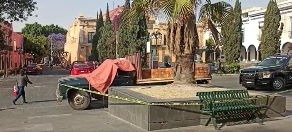 Muere adulto mayor dentro de una camioneta, frente al Teatro Principal