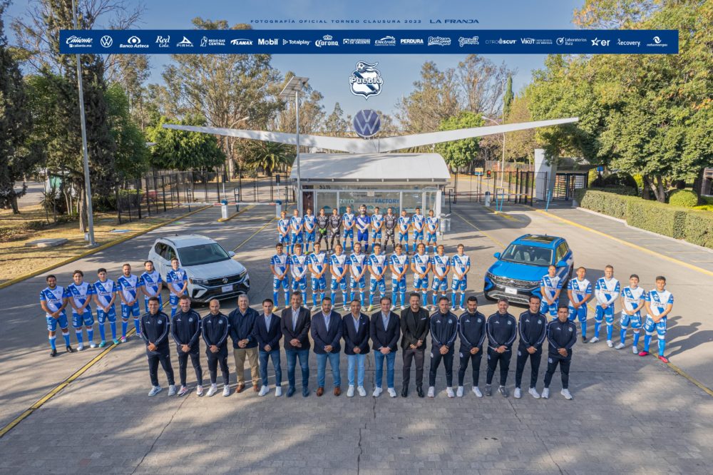 VW regresa como patrocinador de ‘La Franja’; presentan foto oficial en instalaciones de la armadora