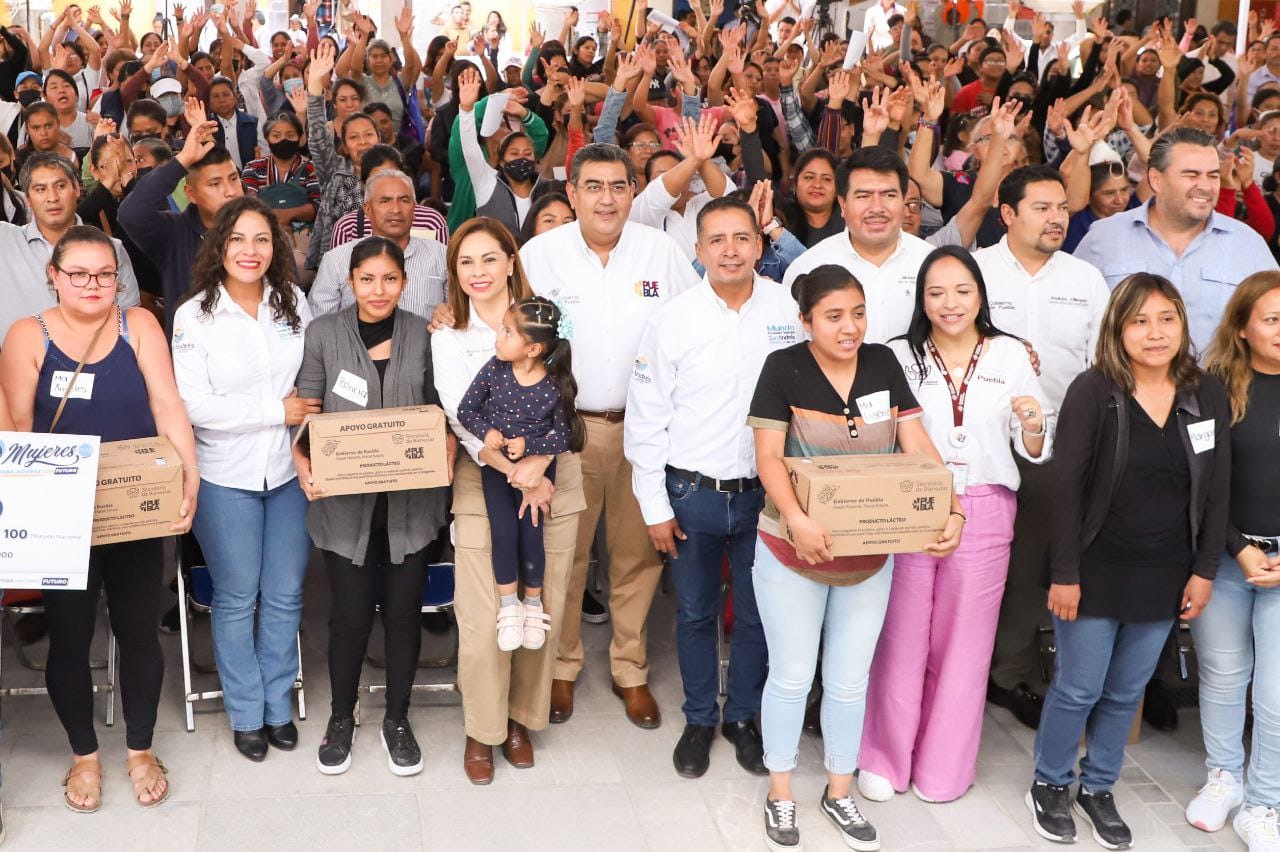 Gobernador de Puebla y Edmundo Tlatehui entregan apoyos a mujeres sanandeseñas