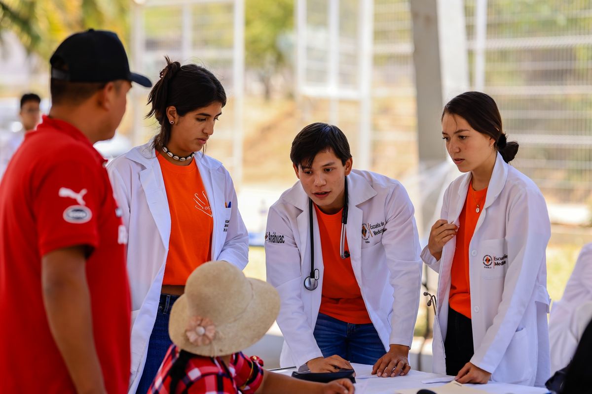 Alumnos De La Anáhuac Puebla Brindan Atención Médica Y Nutricional En