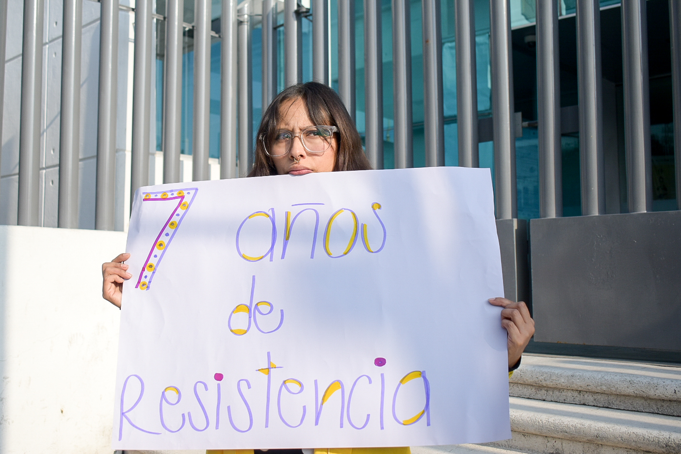 Yaneli N. protesta en la FGE