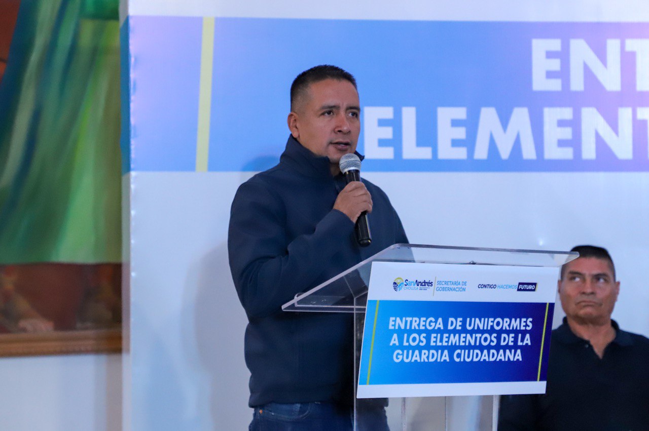 Entrega Edmundo Tlatehui uniformes a elementos de la Guardia Ciudadana