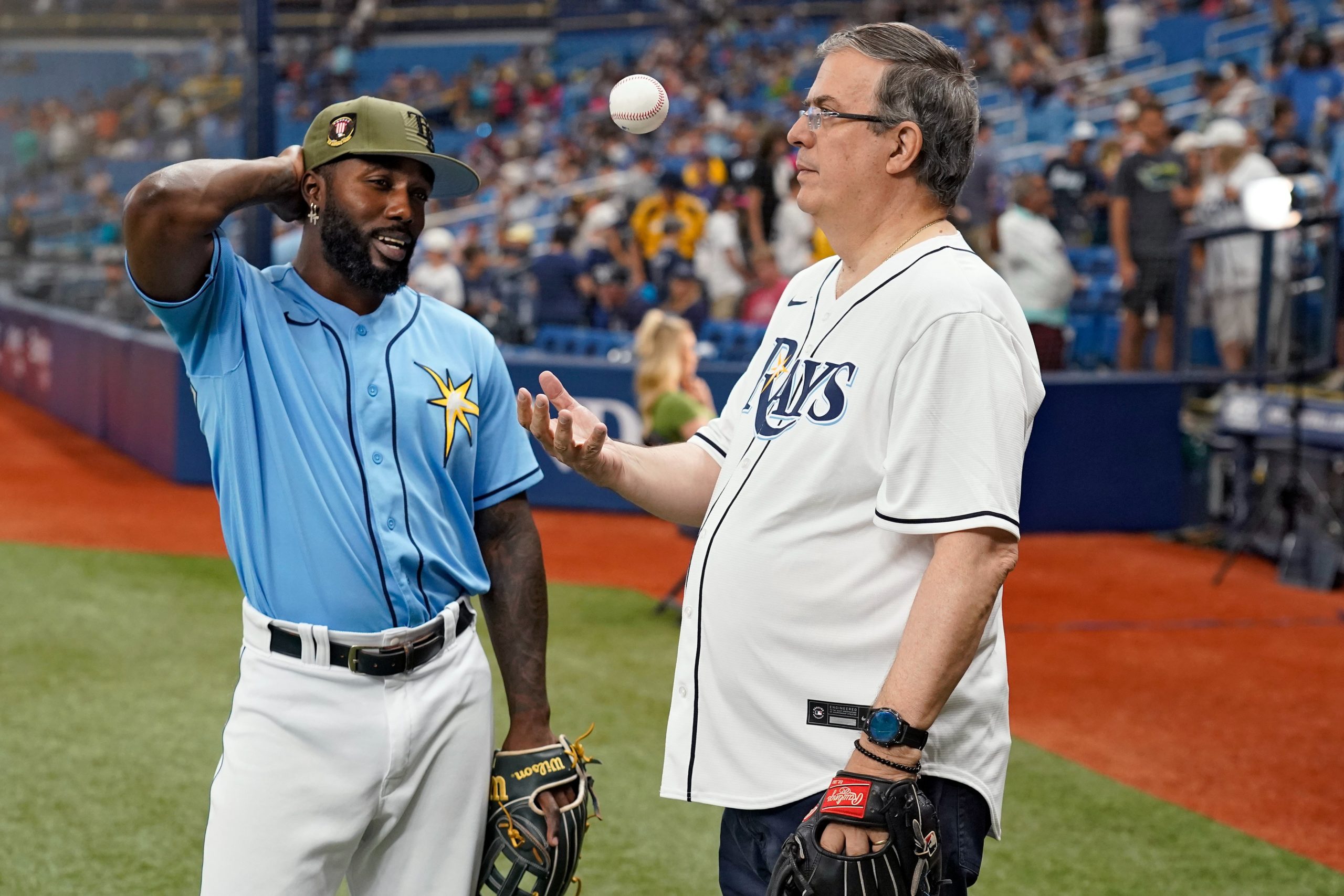 Peso Pluma hizo primer lanzamiento en juego de Dodgers - MLB 2023