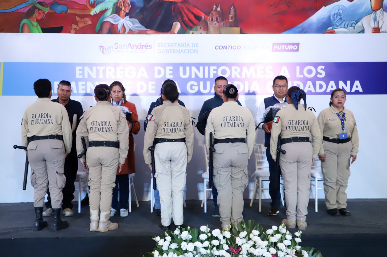 Entrega Edmundo Tlatehui uniformes a elementos de la Guardia Ciudadana