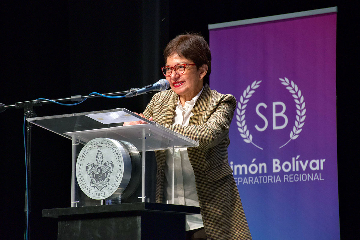 La rectora de la BUAP, Lilia Cedillo Ramírez, en la ceremonia de graduación de la Preparatoria Regional Simón Bolívar. Foto: Especial