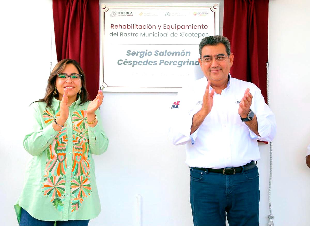 Guadalupe Vargas Vargas, presidenta municipal de Xicotepec de Juárez, y Sergio Salomón Céspedes, gobernador de Puebla. Foto: Especial
