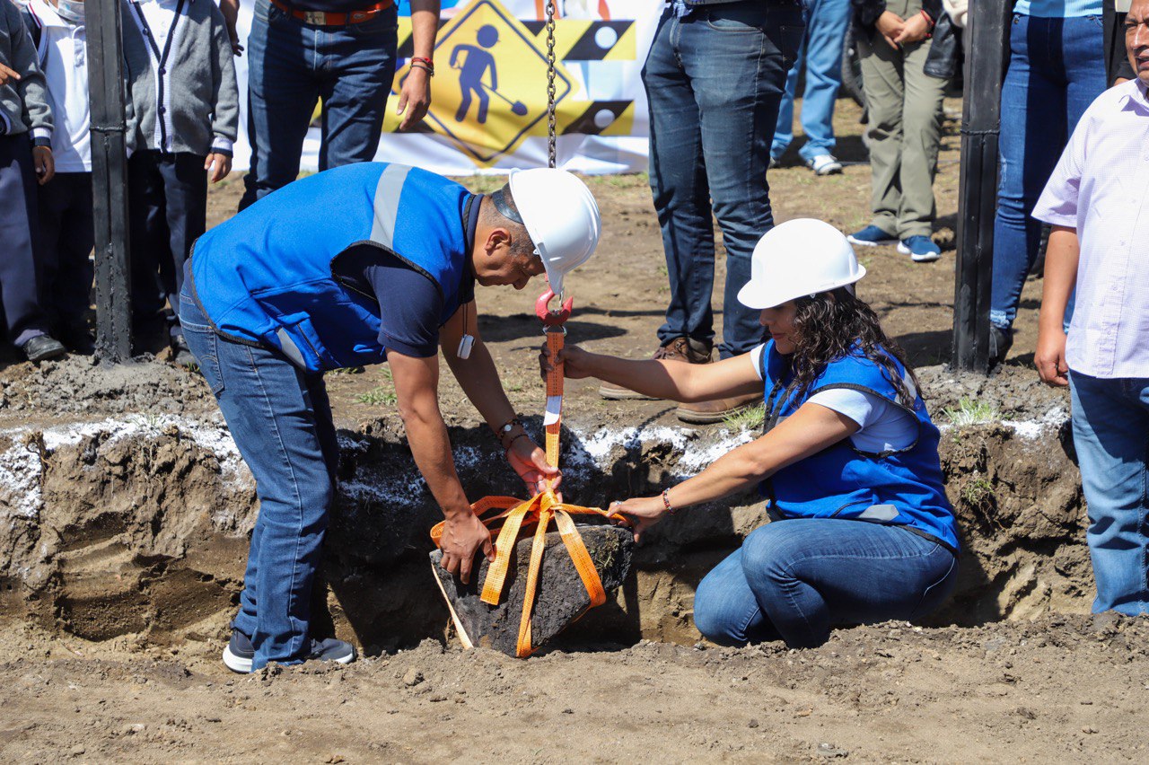 Edmundo Tlatehui coloca la primera piedra del preescolar San Luis Tehuiloyocan 