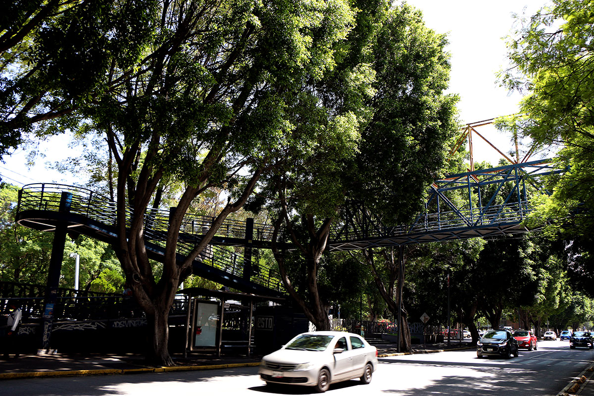 puente-peatonal-plaza-dorada