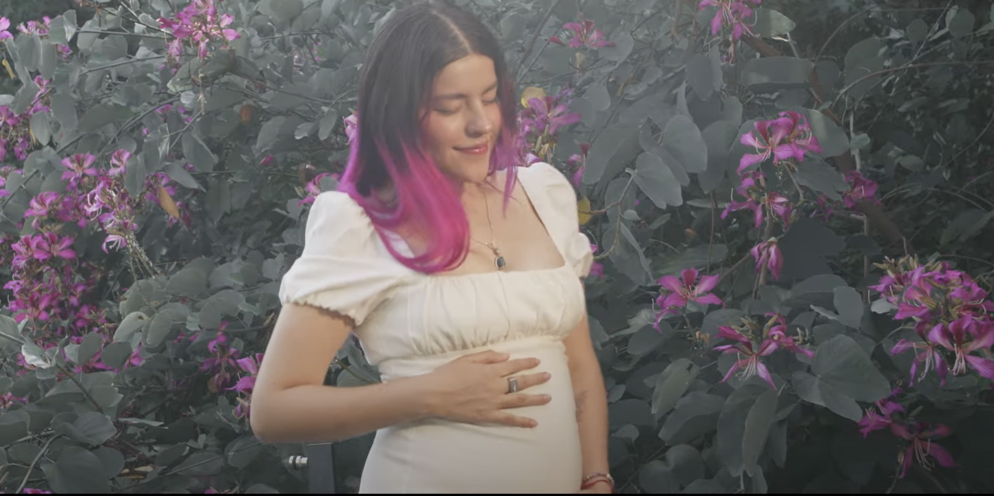 Lesslie Polinesia anuncia su embarazo de manera emotiva