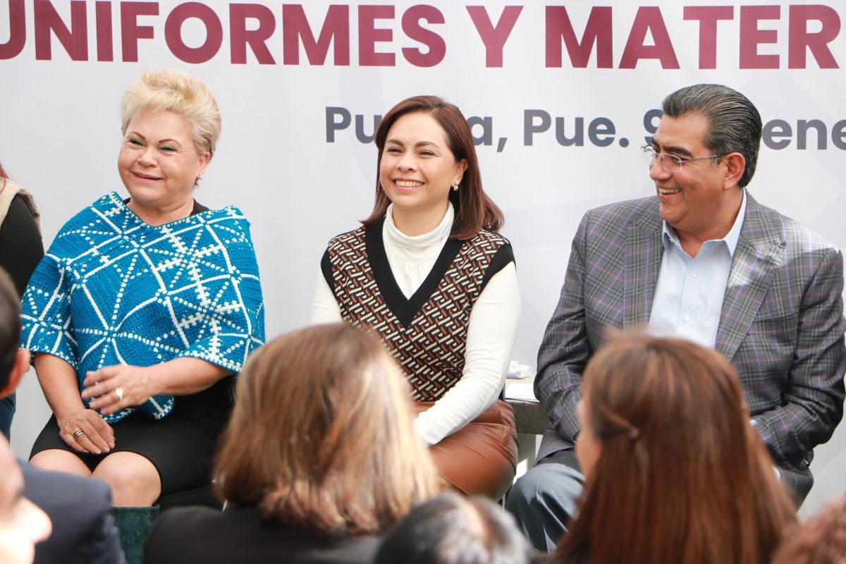 Isabel Merlo Talavera, secretaria de Educación; Gabriela Bonilla Parada, presidenta honoraria del Patronato del SEDIF, y Sergio Salomón Céspedes Peregrina, gobernador del estado de Puebla. Foto: Especial