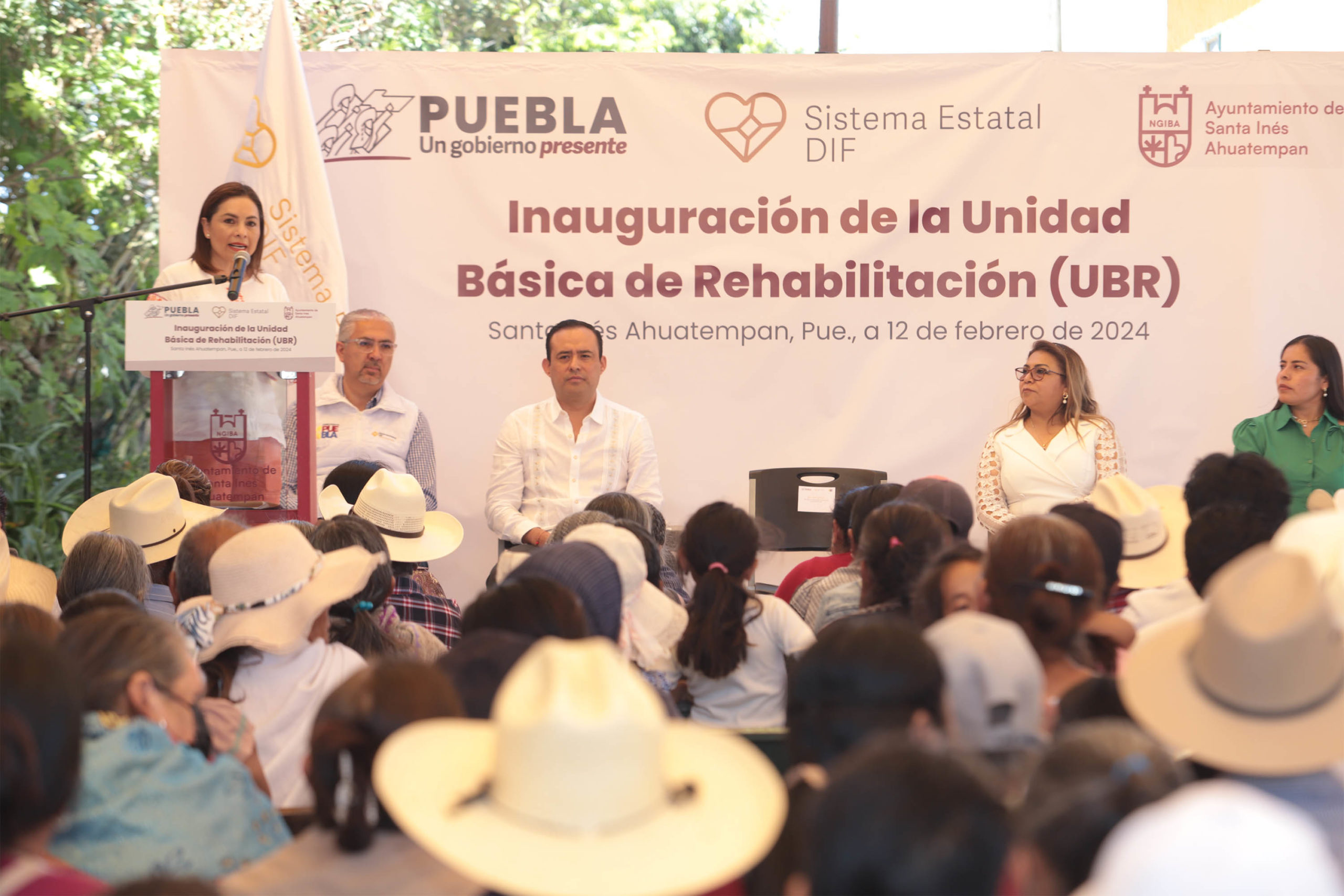 Entrega Gaby Bonilla equipamiento para Unidad Básica de Rehabilitación en la Mixteca