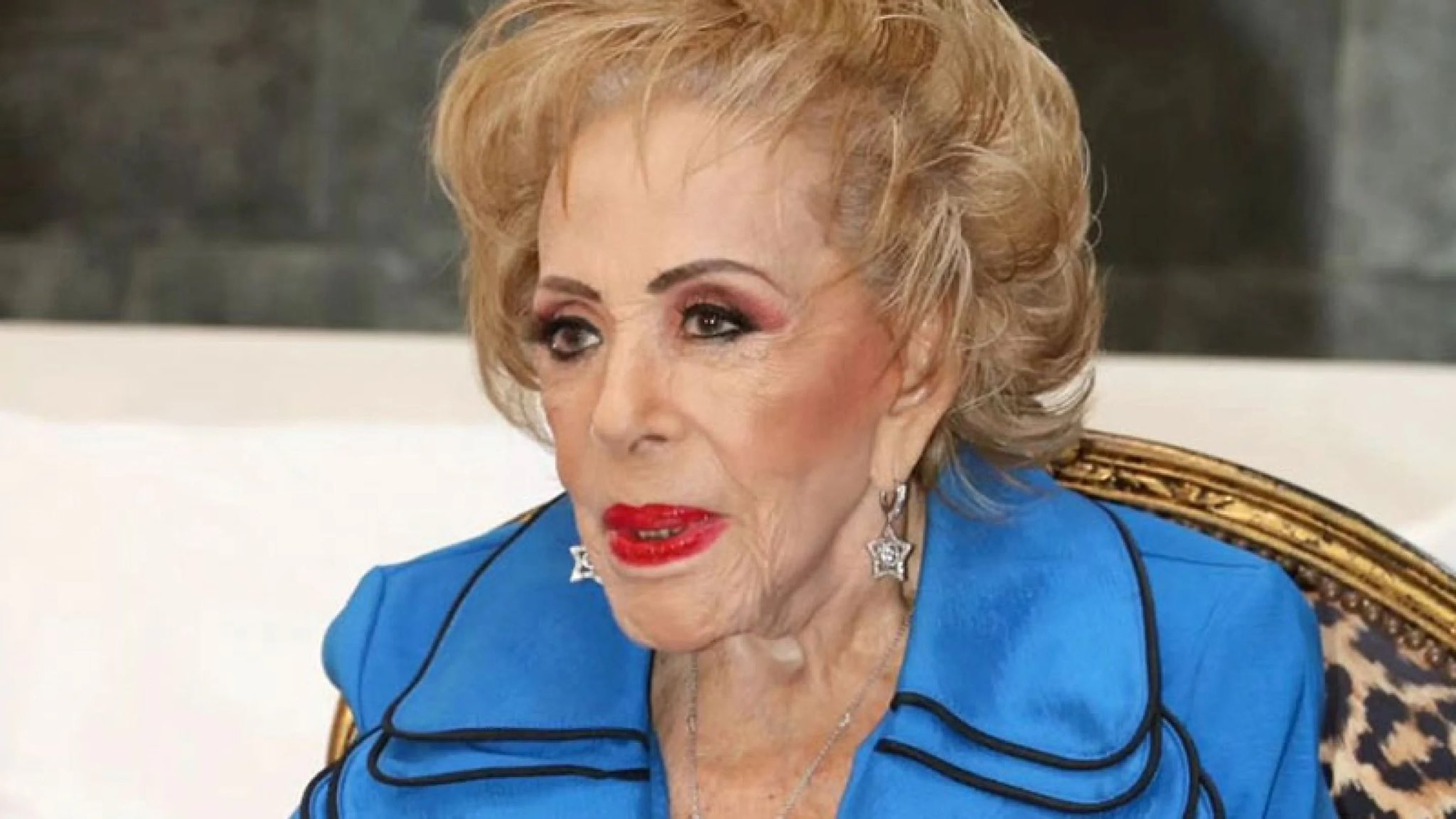 Silvia Pinal sonríe al salir del hospital