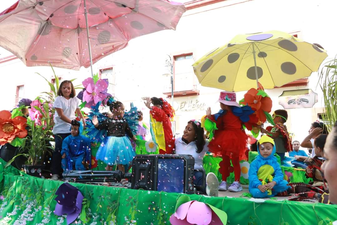  Música, color y alegría durante el desfile de primavera en el Valle de Atlixco de las Flores