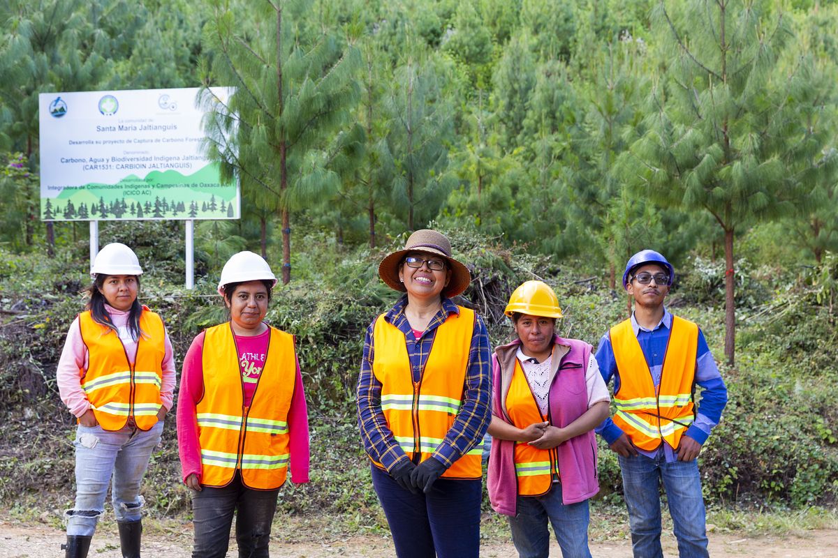 Brigada de limpieza del proyecto CARBIOIN Jaltianguis, de Audi de México, en Santa María Jaltianguis, Oaxaca. Foto: Especial