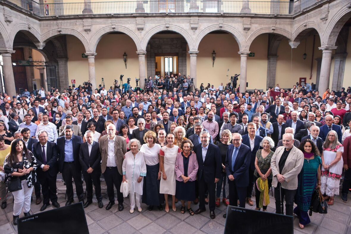 ’’Nuestro gobierno va a estar marcado por el apoyo a la ciencia, a la tecnología, a la innovación, las humanidades y la cultura como parte fundamental’’, así lo aseguró Claudia Sheinbaum Pardo, candidata a la Presidencia de México por la Coalición “Sigamos Haciendo Historia” (Morena-PT-PVEM), durante el diálogo: ‘’Educación, Ciencia y Tecnología’’, que sostuvo con académicos, académicas, científicos y científicas de diferentes puntos de la República Mexicana, a quienes aseguró que con la 4T México seguirá aprovechando su potencial de desarrollo de la mano de la investigación y la educación. ’’Mi compromiso siempre será por el desarrollo de la educación, de la ciencia, de las humanidades y de un México próspero y con justicia’’, agregó. En su mensaje, Claudia Sheinbaum hizo hincapié en que durante su sexenio los científicos y académicos tendrán plena libertad de investigación, pues aseguró que de esta manera se abre el camino a la innovación, a los derechos para todo el pueblo de México y por lo tanto a la justicia ’’La ciencia es parte sustantiva del desarrollo y al mismo tiempo la ciencia, el desarrollo tecnológico, la innovación son parte del acceso a los derechos. Vamos a pugnar por la libertad de investigación, pero también es la ciencia para poder cumplir la justicia social y también son las humanidades para poder cumplir con la justicia social (...) Le podemos llamar por el bien de todos, primero los pobres, le podemos llamar prosperidad compartida; pero nuestro gobierno lleva enmarcado una gran frase, que es, justicia’’, manifestó. En este mismo sentido, puntualizó que los investigadores e investigadoras de México son parte fundamental del crecimiento de una nación justa en todos los sentidos, por lo que los convoco a ser parte de la continuidad de la 4T la cual se traduce, entre otras cosas, en proyectos que buscan seguir mejorando la calidad de vida de los mexicanos y mexicanas a través de atención médica de calidad, garantizar la soberanía alimentaria, así como el desarrollo de infraestructura como la construcción de 10 nuevos polos del bienestar que forman parte de su proyecto de nación. WhatsApp Image 2024-04-30 at 12.24.17 WhatsApp Image 2024-04-30 at 12.24.16 1 ’’Estos 10 polos de desarrollo, con decenas de parques industriales que pueden desarrollarse en nuestro país van requerir de una investigación muy importante vinculada con el desarrollo y la academia’’, puntualizó. Asimismo, Claudia Sheinbaum reiteró que en la Cuarta Transformación la educación será uno de los pilares más importantes, pues aseveró que el mejor camino para la construcción de un México con justicia y paz, es lograr que los niños, niñas, las y los jóvenes estén en las aulas. ‘’En la medida en la que tengamos a los adolescentes, a los niños y a las niñas. a las y los jóvenes en la escuela, en esa medida vamos a seguir construyendo un país de paz, de prosperidad, un país de justicia’’, puntualizó. Durante el diálogo con los académicos y científicos, la doctora Rosaura Ruiz Gutiérrez, Coordinadora del Eje de Educación, Ciencia y Tecnología, presentó los puntos que conforman la estrategia de gobierno ‘’República Educadora, Humanista y Científica’’, entre los que se destacan acciones como la creación de Centros Públicos de Educación Inicial para la primera infancia; otorgar en las 32 entidades federativas la ‘’Beca para el Bienestar en Educación’’; ampliar la cobertura de programas como ‘’La Escuela es Nuestra’’; así como la construcción de 150 escuelas nuevas de educación medio superior. Ruiz Gutiérrez también explicó que la estrategia en educación también busca incrementar las becas para estudiantes universitarios y de posgrado; nacionalizar las Universidades Rosario Castellanos y de la Salud, — creadas en la gestión de Claudia Sheinbaum como Jefa de Gobierno de la Ciudad de México —, y asegurar la gratuidad en la educación superior pública. Mientras que, en materia científica; Rosaura Ruiz Gutiérrez, puntualizó que durante el gobierno de Claudia Sheinbaum, México será potencia científica a través del impulso de proyectos para alcanzar la soberanía científica, tecnológica, energética y alimentaria, impulsando la investigación para alcanzar la sostenibilidad alimentaria; la protección del medio ambiente; la prevención y gestión de riesgos y desastres, garantizar mejores servicios de salud; así como el desarrollo del uso de la inteligencia artificial, entre otros. Por lo anterior, Rosaura Ruiz Gutiérrez aseveró que Claudia Sheinbaum ‘’será la presidenta electa, la presidenta de la educación, la ciencia y la tecnología''. Por su parte, Juan Ramon de la Fuente, Coordinador de los Diálogos por la Transformación, puntualizó que durante el gobierno de Claudia Sheinbaum la ciencia y la academia serán parte fundamental en la consolidación de una vida de bienestar, además invitó a científicos, científicas, académicos y académicas a ser parte de la construcción de un México que sea visto como potencia en la ciencia y la educación. ’’El México humanista de la doctora Sheinbaum será también un México profundamente anclado en la ciencia (...) Estamos listos para sacarle provecho al espíritu crítico de la ciencia, que la ciencia se mantenga crítica y con absoluta libertad, eso es lo que quiere el gobierno de Claudia Sheinbaum, ciencia libre, ciencia crítica, ciencia de calidad, ciencia comprometida fundamentalmente con la verdad’’, agregó. En el encuentro también estuvieron presentes, la escritora Elena Poniatowska; la maestra Ifigenia Martínez, política, activista y medalla Belisario Domínguez 2021; la doctora Silvia Torres Castilleja del Instituto de Astronomía de la UNAM, así como los Premios Nacionales de Ciencias y Artes, el doctor David Kershenobich y Lorenzo Meyer.