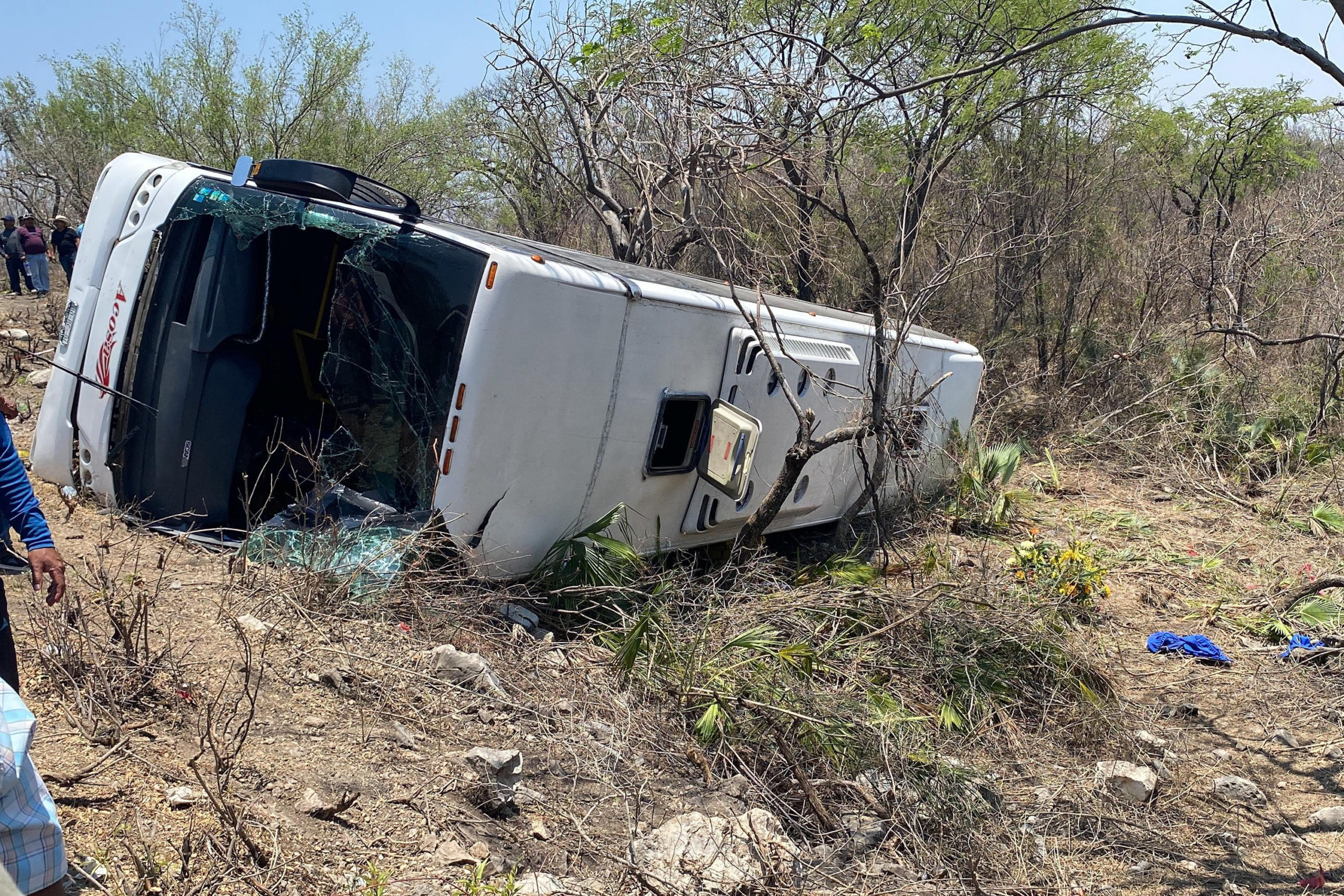 Tres muertos en volcadura de un autobús turístico en El Aguacate