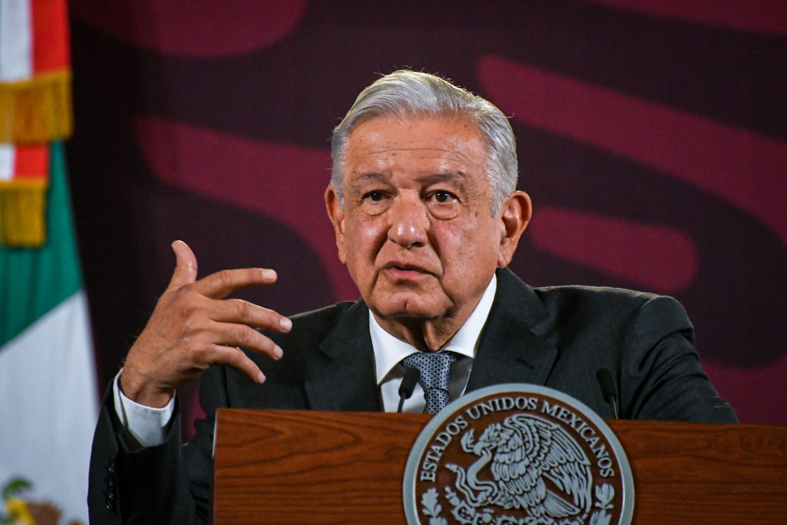 AMLO elogia gestión de Céspedes y promete mejoras en mercado de Huauchinango