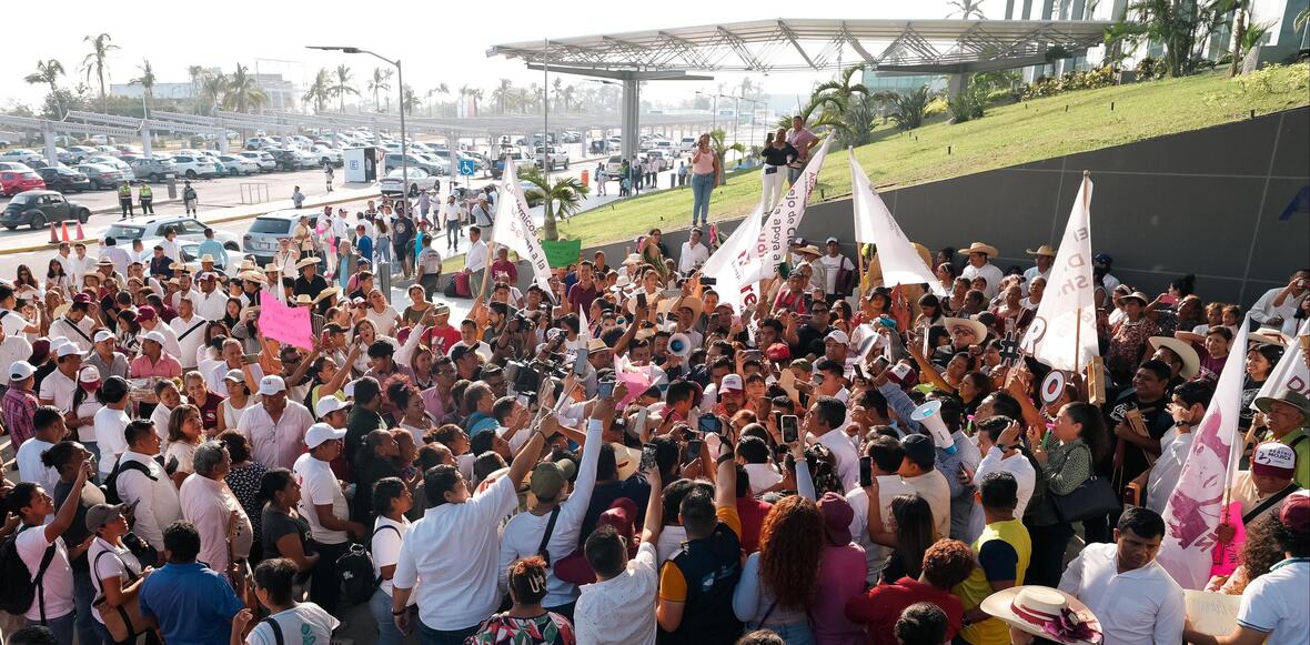 En un auténtico carnaval, simpatizantes le dan la bienvenida a Claudia Sheinbaum en Acapulco