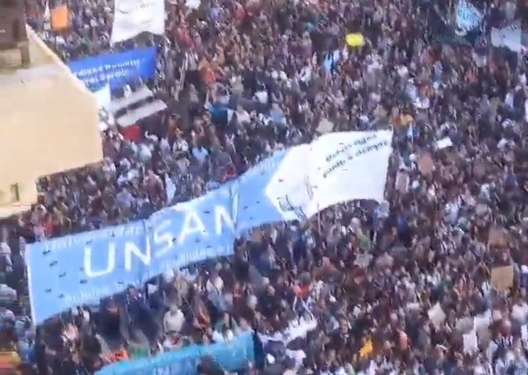 Protestas en Argentina: estudiantes marchan por recorte a universidades públicas