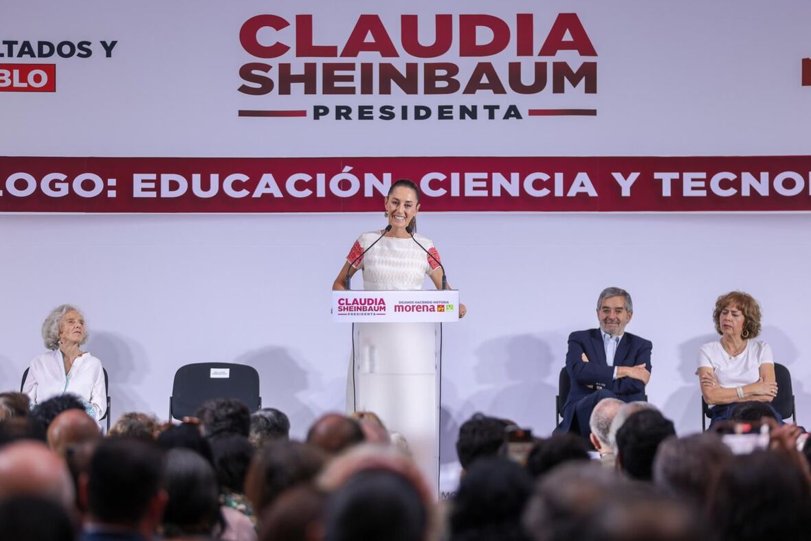 ’’Nuestro gobierno va a estar marcado por el apoyo a la ciencia, a la tecnología, a la innovación, las humanidades y la cultura como parte fundamental’’, así lo aseguró Claudia Sheinbaum Pardo, candidata a la Presidencia de México por la Coalición “Sigamos Haciendo Historia” (Morena-PT-PVEM), durante el diálogo: ‘’Educación, Ciencia y Tecnología’’, que sostuvo con académicos, académicas, científicos y científicas de diferentes puntos de la República Mexicana, a quienes aseguró que con la 4T México seguirá aprovechando su potencial de desarrollo de la mano de la investigación y la educación. ’’Mi compromiso siempre será por el desarrollo de la educación, de la ciencia, de las humanidades y de un México próspero y con justicia’’, agregó. En su mensaje, Claudia Sheinbaum hizo hincapié en que durante su sexenio los científicos y académicos tendrán plena libertad de investigación, pues aseguró que de esta manera se abre el camino a la innovación, a los derechos para todo el pueblo de México y por lo tanto a la justicia ’’La ciencia es parte sustantiva del desarrollo y al mismo tiempo la ciencia, el desarrollo tecnológico, la innovación son parte del acceso a los derechos. Vamos a pugnar por la libertad de investigación, pero también es la ciencia para poder cumplir la justicia social y también son las humanidades para poder cumplir con la justicia social (...) Le podemos llamar por el bien de todos, primero los pobres, le podemos llamar prosperidad compartida; pero nuestro gobierno lleva enmarcado una gran frase, que es, justicia’’, manifestó. En este mismo sentido, puntualizó que los investigadores e investigadoras de México son parte fundamental del crecimiento de una nación justa en todos los sentidos, por lo que los convoco a ser parte de la continuidad de la 4T la cual se traduce, entre otras cosas, en proyectos que buscan seguir mejorando la calidad de vida de los mexicanos y mexicanas a través de atención médica de calidad, garantizar la soberanía alimentaria, así como el desarrollo de infraestructura como la construcción de 10 nuevos polos del bienestar que forman parte de su proyecto de nación. WhatsApp Image 2024-04-30 at 12.24.17 WhatsApp Image 2024-04-30 at 12.24.16 1 ’’Estos 10 polos de desarrollo, con decenas de parques industriales que pueden desarrollarse en nuestro país van requerir de una investigación muy importante vinculada con el desarrollo y la academia’’, puntualizó. Asimismo, Claudia Sheinbaum reiteró que en la Cuarta Transformación la educación será uno de los pilares más importantes, pues aseveró que el mejor camino para la construcción de un México con justicia y paz, es lograr que los niños, niñas, las y los jóvenes estén en las aulas. ‘’En la medida en la que tengamos a los adolescentes, a los niños y a las niñas. a las y los jóvenes en la escuela, en esa medida vamos a seguir construyendo un país de paz, de prosperidad, un país de justicia’’, puntualizó. Durante el diálogo con los académicos y científicos, la doctora Rosaura Ruiz Gutiérrez, Coordinadora del Eje de Educación, Ciencia y Tecnología, presentó los puntos que conforman la estrategia de gobierno ‘’República Educadora, Humanista y Científica’’, entre los que se destacan acciones como la creación de Centros Públicos de Educación Inicial para la primera infancia; otorgar en las 32 entidades federativas la ‘’Beca para el Bienestar en Educación’’; ampliar la cobertura de programas como ‘’La Escuela es Nuestra’’; así como la construcción de 150 escuelas nuevas de educación medio superior. Ruiz Gutiérrez también explicó que la estrategia en educación también busca incrementar las becas para estudiantes universitarios y de posgrado; nacionalizar las Universidades Rosario Castellanos y de la Salud, — creadas en la gestión de Claudia Sheinbaum como Jefa de Gobierno de la Ciudad de México —, y asegurar la gratuidad en la educación superior pública. Mientras que, en materia científica; Rosaura Ruiz Gutiérrez, puntualizó que durante el gobierno de Claudia Sheinbaum, México será potencia científica a través del impulso de proyectos para alcanzar la soberanía científica, tecnológica, energética y alimentaria, impulsando la investigación para alcanzar la sostenibilidad alimentaria; la protección del medio ambiente; la prevención y gestión de riesgos y desastres, garantizar mejores servicios de salud; así como el desarrollo del uso de la inteligencia artificial, entre otros. Por lo anterior, Rosaura Ruiz Gutiérrez aseveró que Claudia Sheinbaum ‘’será la presidenta electa, la presidenta de la educación, la ciencia y la tecnología''. Por su parte, Juan Ramon de la Fuente, Coordinador de los Diálogos por la Transformación, puntualizó que durante el gobierno de Claudia Sheinbaum la ciencia y la academia serán parte fundamental en la consolidación de una vida de bienestar, además invitó a científicos, científicas, académicos y académicas a ser parte de la construcción de un México que sea visto como potencia en la ciencia y la educación. ’’El México humanista de la doctora Sheinbaum será también un México profundamente anclado en la ciencia (...) Estamos listos para sacarle provecho al espíritu crítico de la ciencia, que la ciencia se mantenga crítica y con absoluta libertad, eso es lo que quiere el gobierno de Claudia Sheinbaum, ciencia libre, ciencia crítica, ciencia de calidad, ciencia comprometida fundamentalmente con la verdad’’, agregó. En el encuentro también estuvieron presentes, la escritora Elena Poniatowska; la maestra Ifigenia Martínez, política, activista y medalla Belisario Domínguez 2021; la doctora Silvia Torres Castilleja del Instituto de Astronomía de la UNAM, así como los Premios Nacionales de Ciencias y Artes, el doctor David Kershenobich y Lorenzo Meyer.