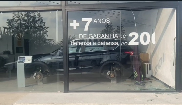 Roban llantas de autos en concesionaria de Lomas de Angelópolis