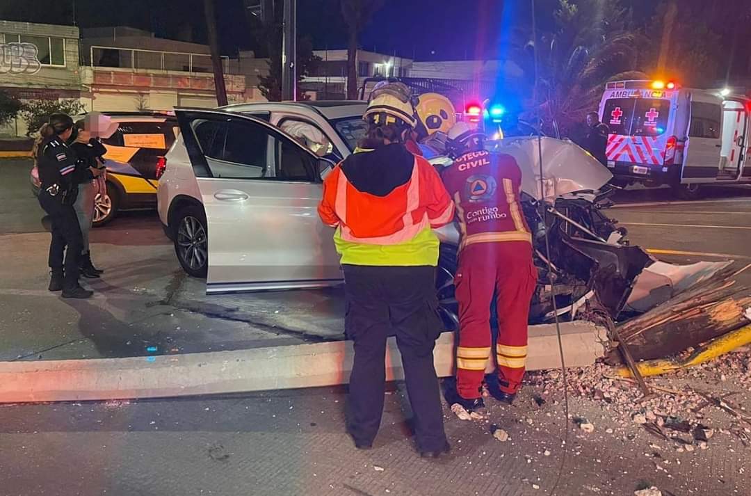 Dejan abandonada camioneta de lujo chocada con una mujer lesionada dentro