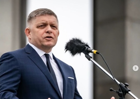 Atacan a balazos a primer ministro eslovaco Robert Fico; se encuentra en estado crítico 