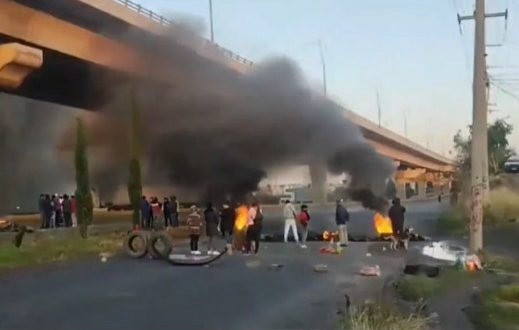 Manifestantes exigen localización de Enrique Briones Martínez en autopista México-Puebla
