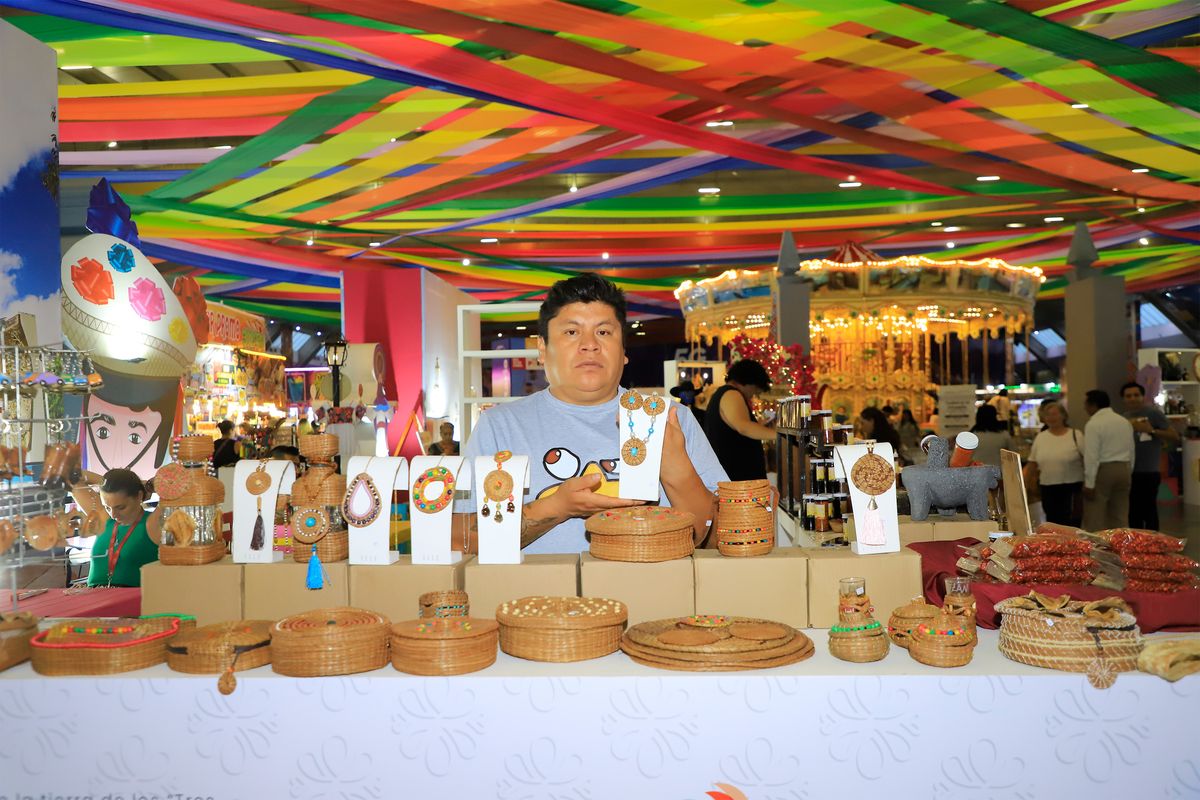 Las secretarías de Turismo y Cultura promocionan la riqueza turística, cultural y gastronómica de los municipios del estado en la Feria de Puebla. Foto: Especial