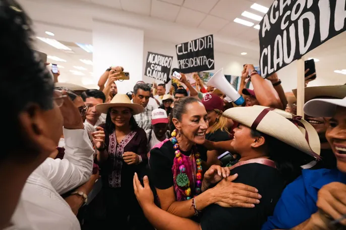 Cientos de personas reciben y demuestran apoyo a Claudia Sheinbaum en Zihuatanejo, Guerrero