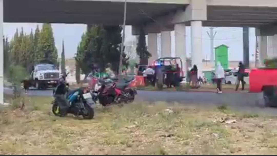 Un motociclista perdió la vida y otro resultó herido tras chocar contra un poste en la Recta a Cholula