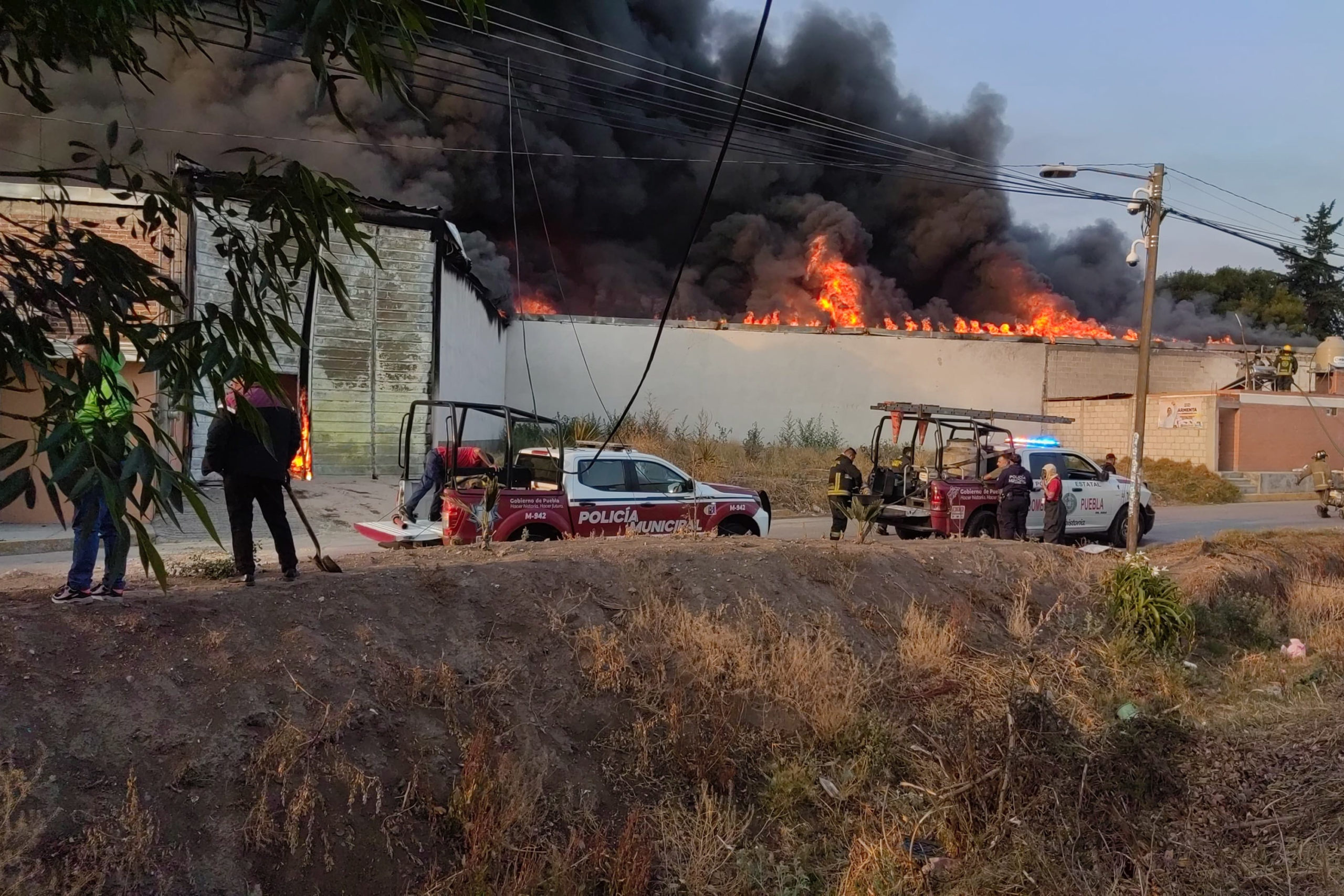 Fuego consume una fábrica de ceras en Texmelucan