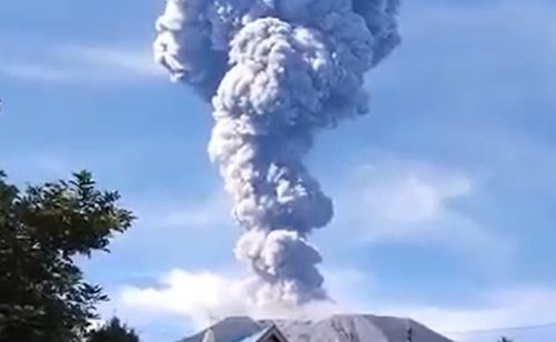 Erupción del Monte Ibu en Indonesia provoca evacuaciones masivas