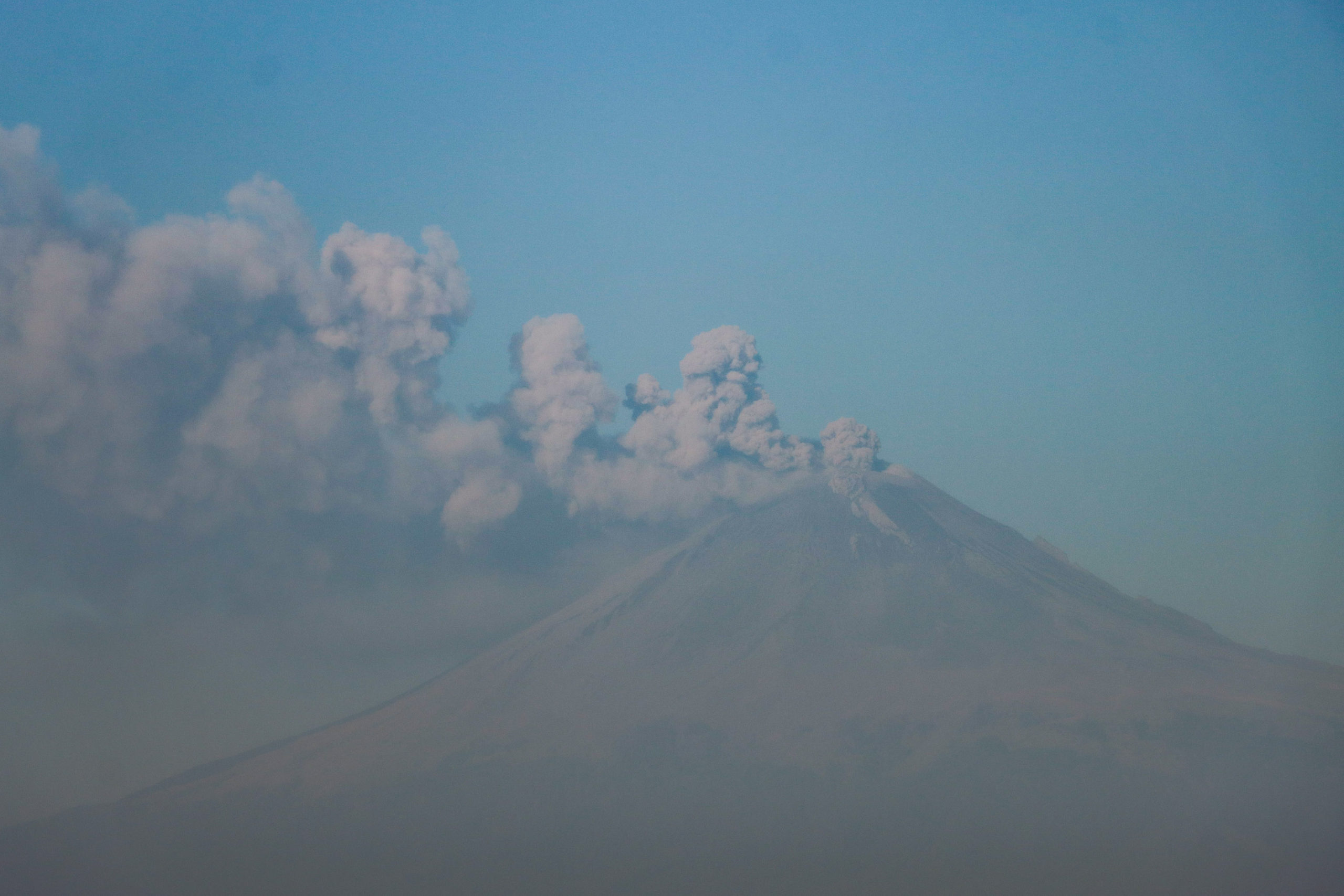 Volcán Popocatépetl emite 10 exhalaciones y más de mil minutos de tremor