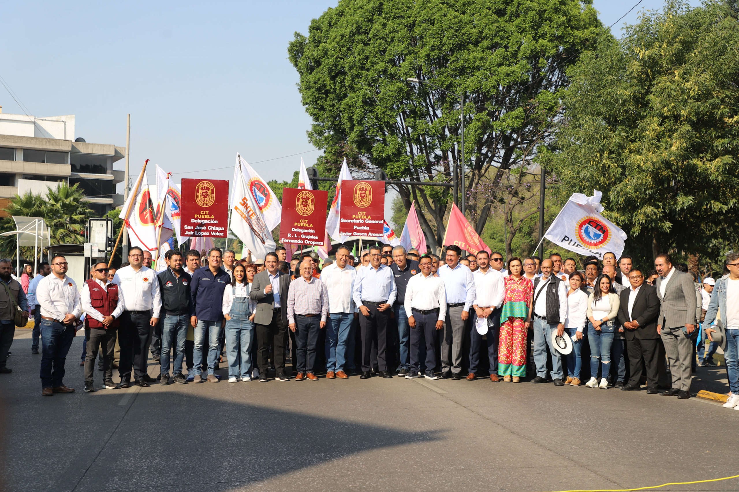 Trabajadores del SNTE y CTM demandaron en la marcha del 1 de mayo, basificación y auditoría al ISSSTEP