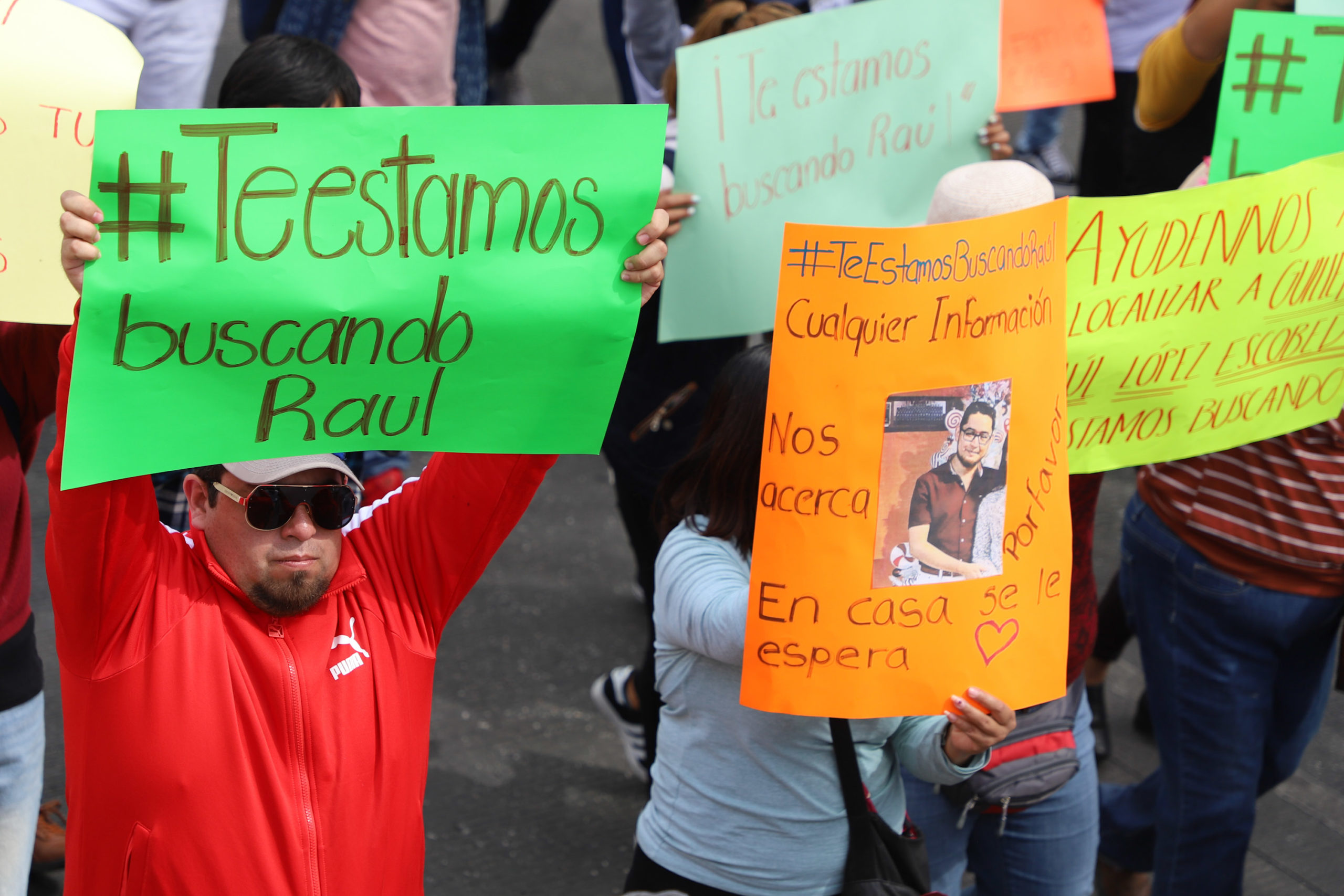 Se manifiestan en desfile del 5 de mayo, familiares de Guillermo Raúl, joven desaparecido en Amozoc 