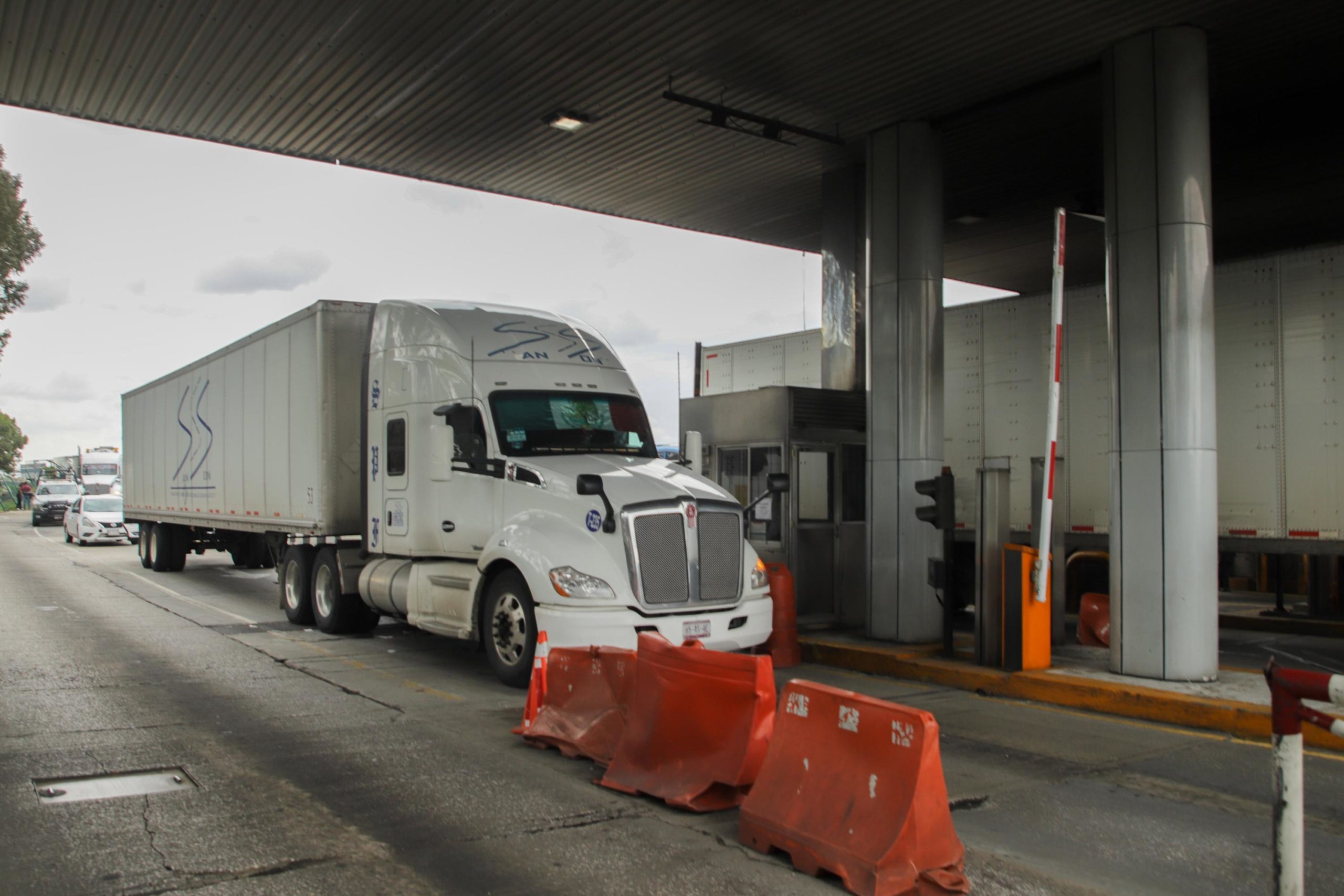 Transportistas reabren la caseta de Amozoc