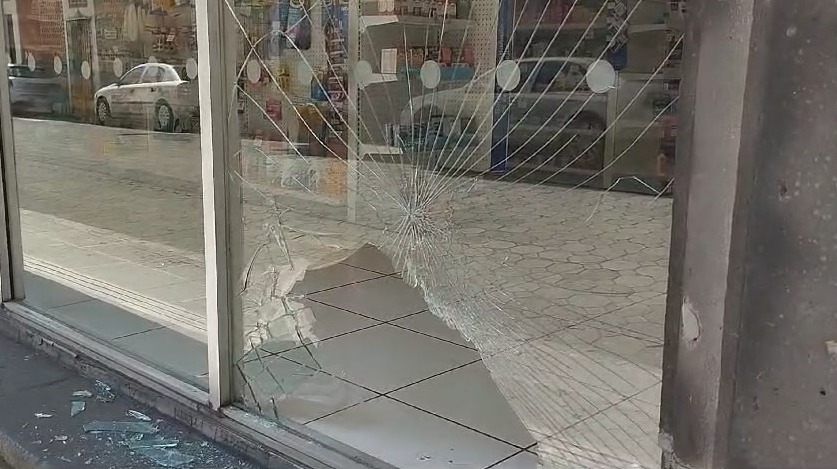 Detienen a ladrón que dio cristalazo en una farmacia del centro de la ciudad