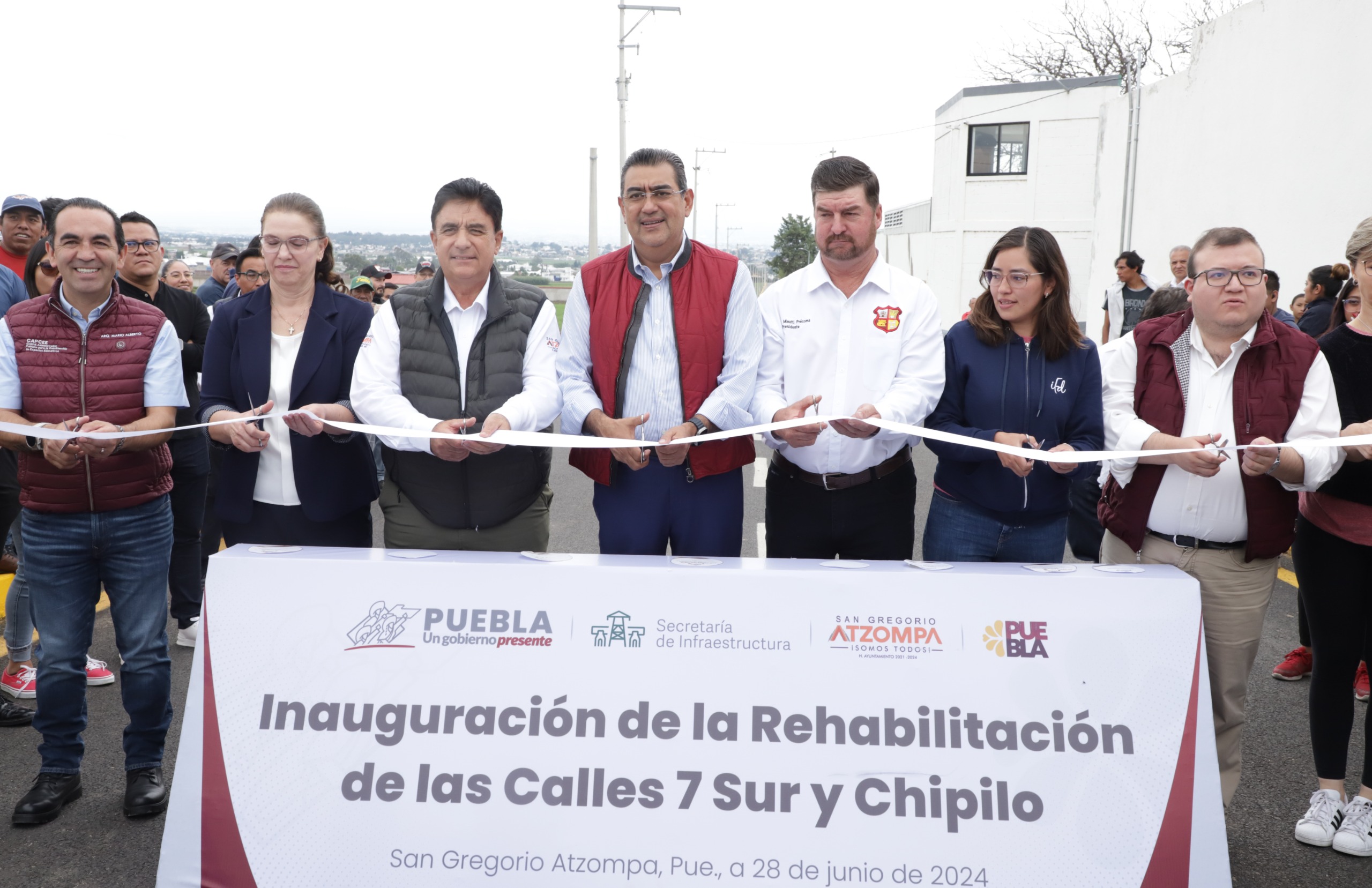 Sergio Salomón inaugura calles 7 Sur y Chipilo en San Gregorio Atzompa