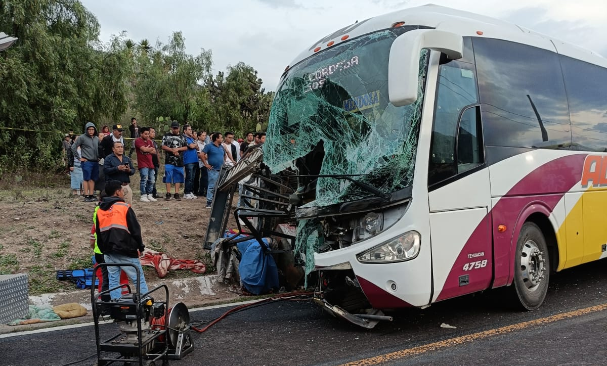 Tres muertos y 23 lesionados en fuerte choque entre camioneta y AU en Nicolás Bravo