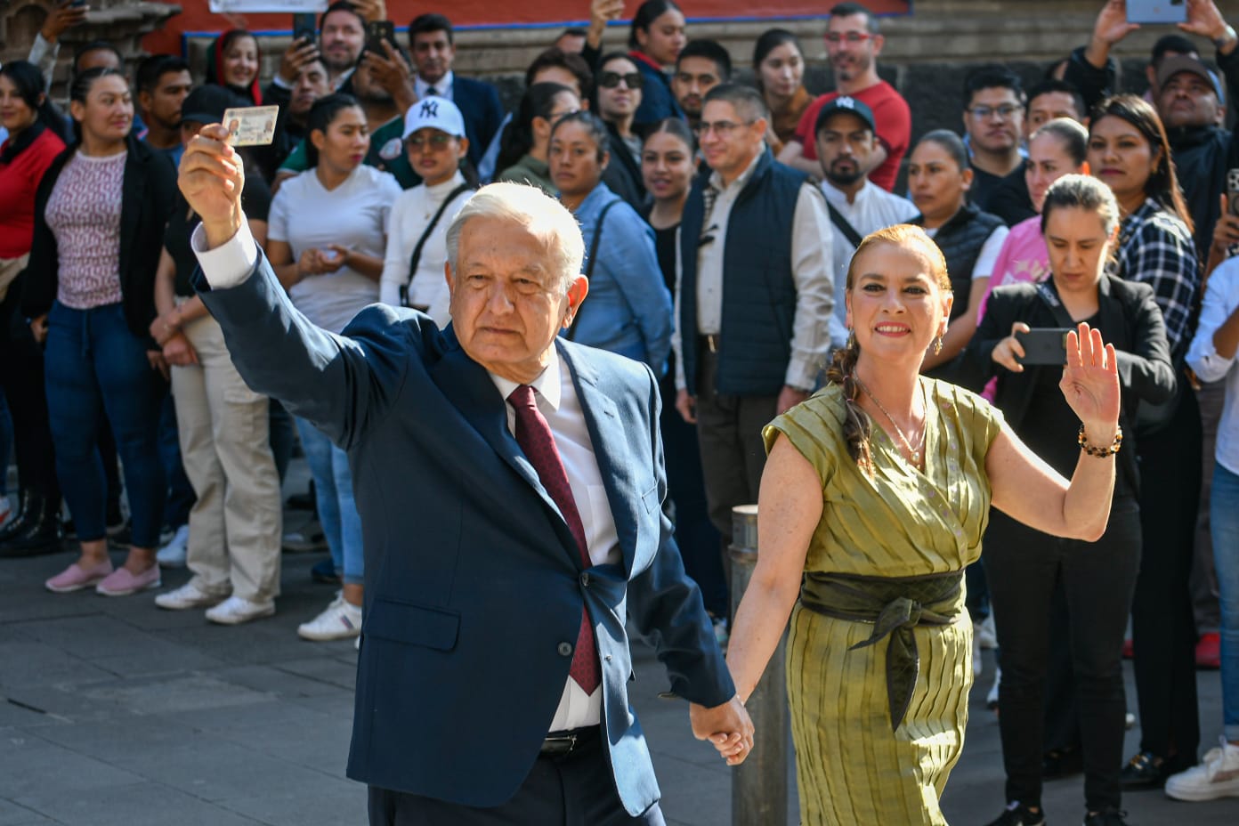 AMLO vota junto a Beatriz Gutiérrez Müeller en el Centro Histórico de la CDMX