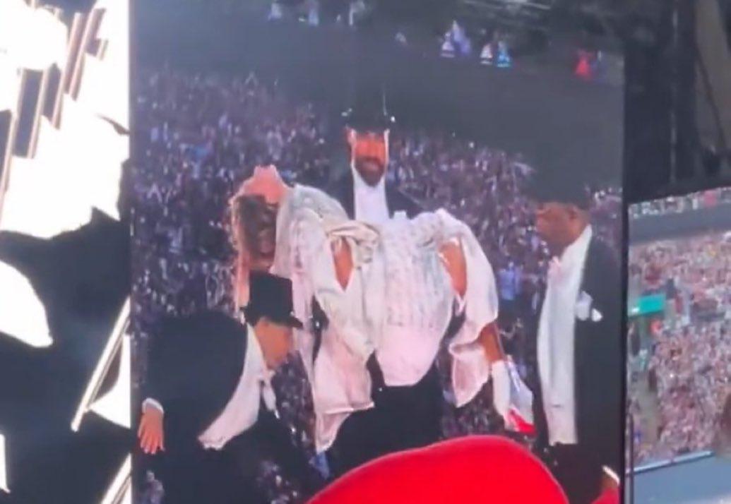 Taylor Swift invita a Travis Kelce al escenario del Eras Tour en Londres