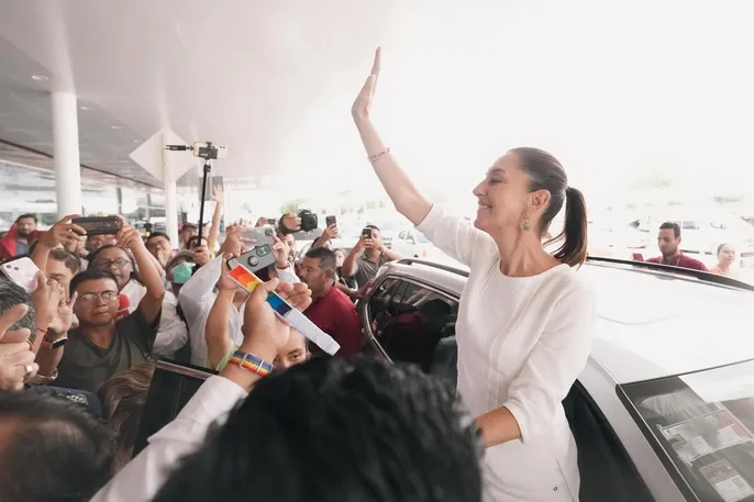 Con flores y abrazos reciben a Claudia Sheinbaum en Mérida, Yucatán 