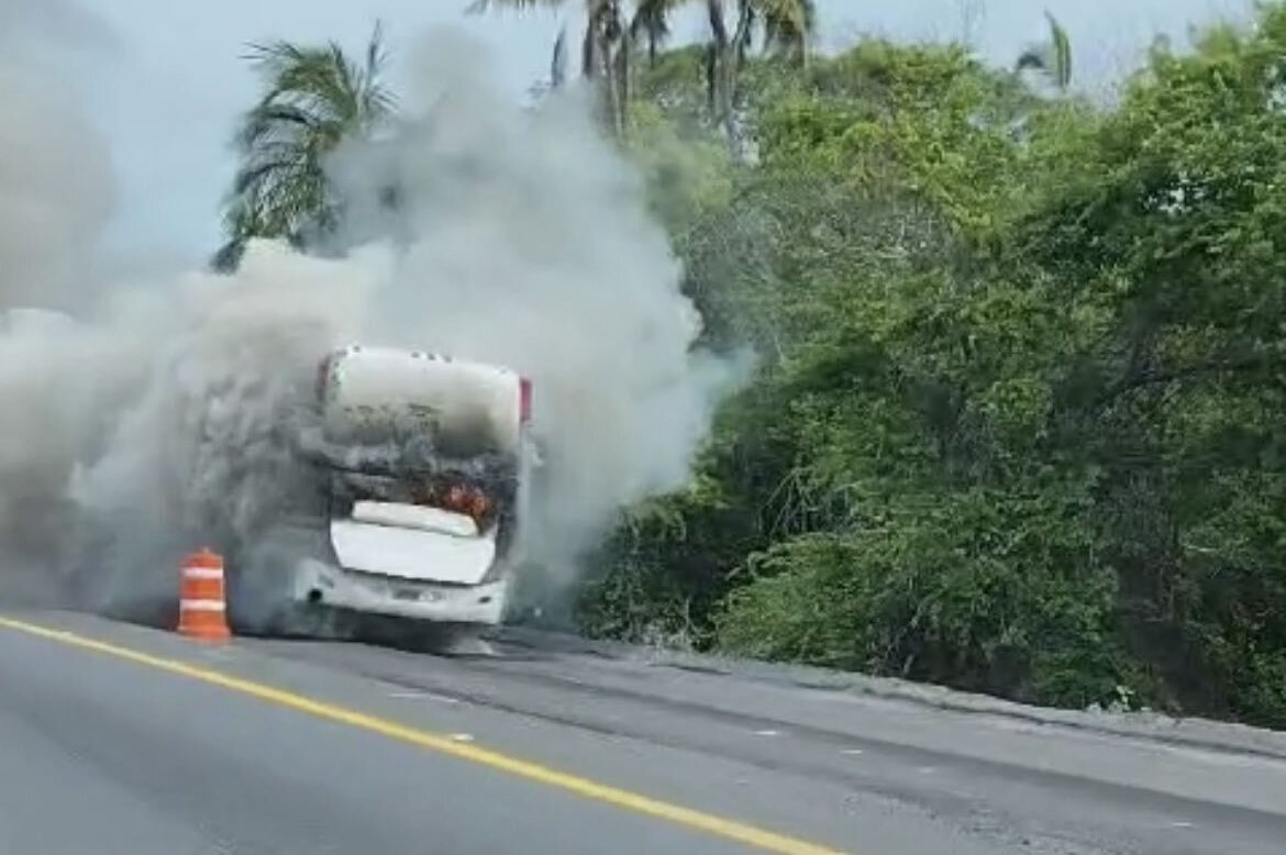 Se incendia autobús de turistas poblanos en Manzanillo