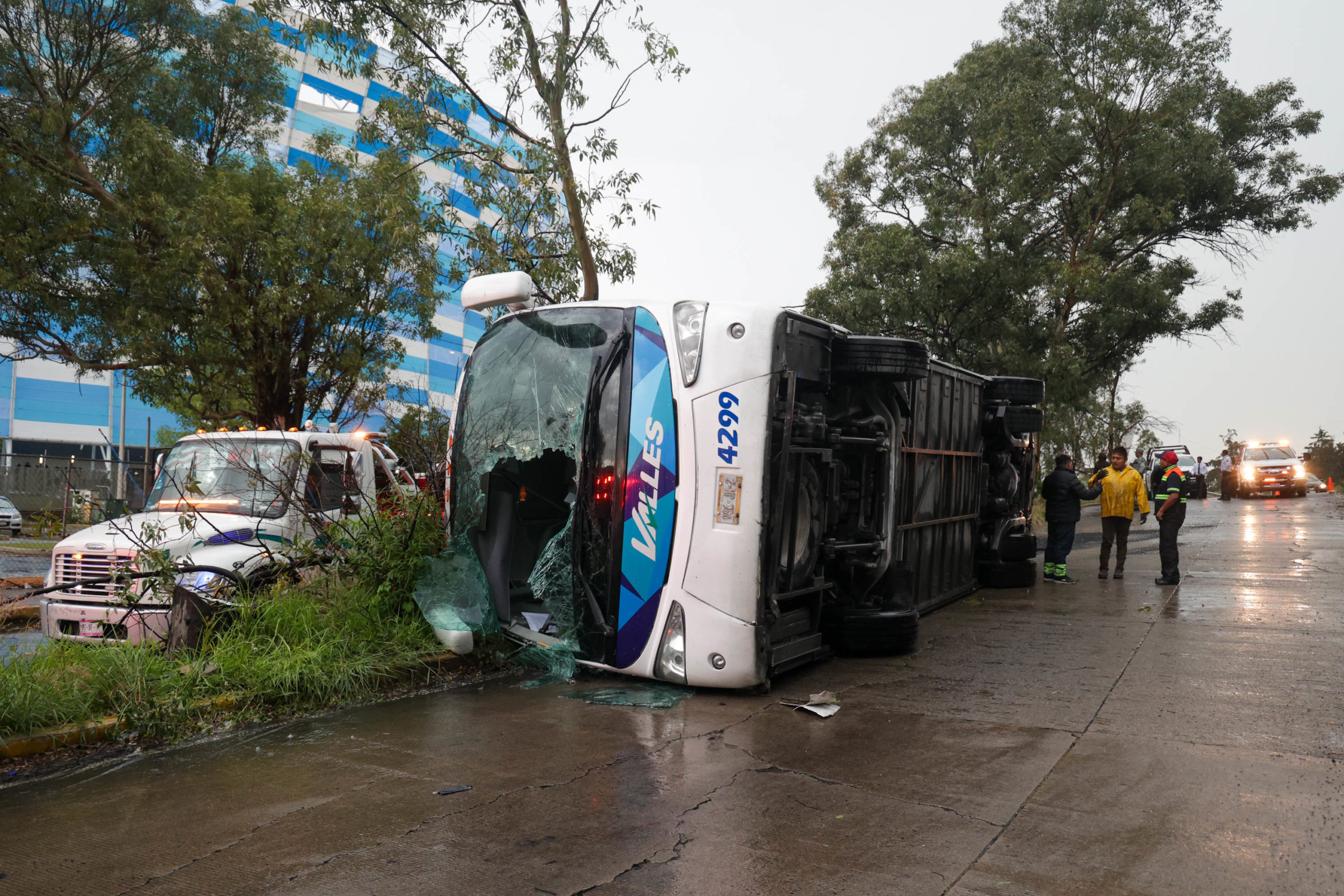 Volcadura de autobús frente al Estadio Cuauhtémoc