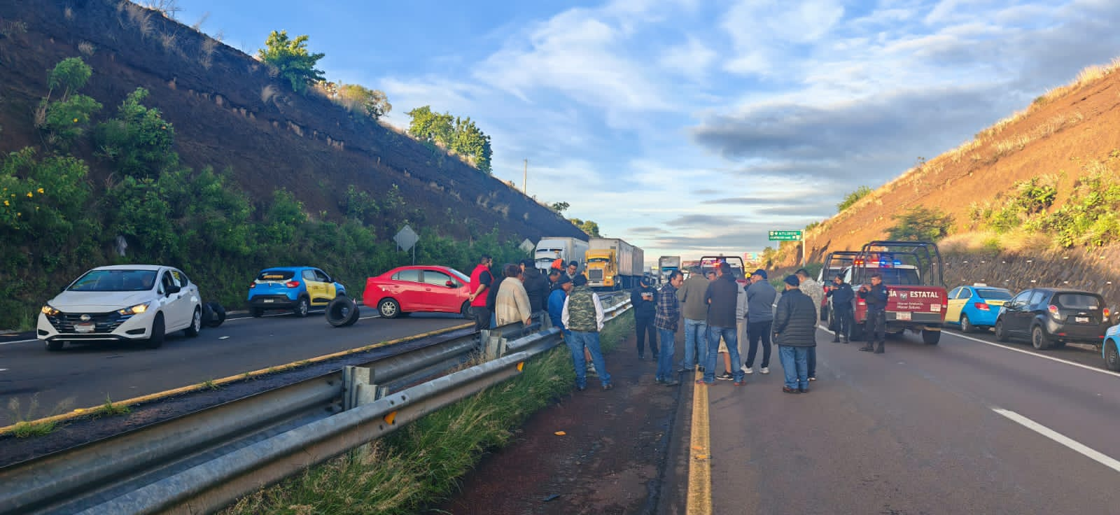 Taxistas bloquean autopista a Atlixco en protesta por asesinato de su compañero