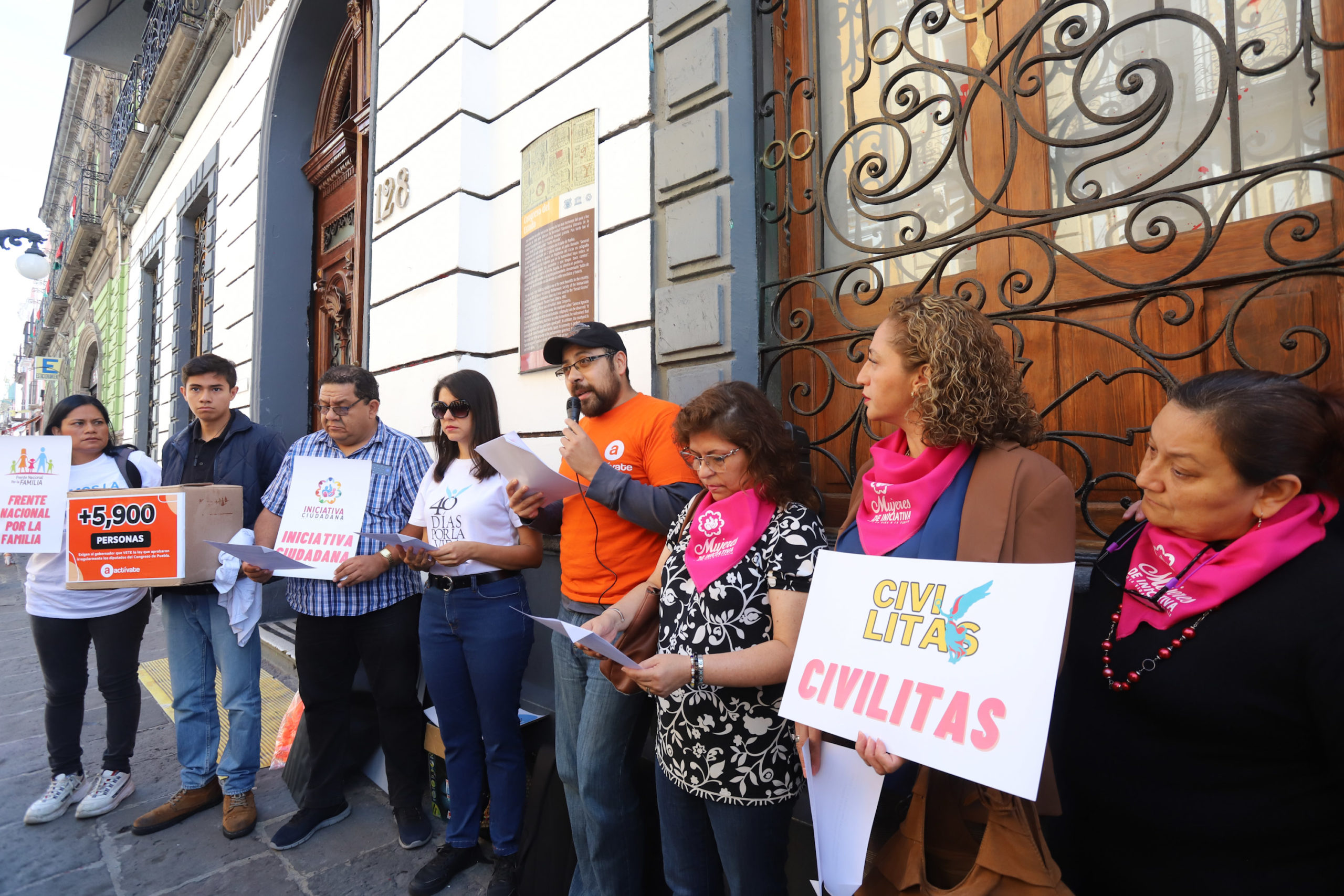 Grupos antiaborto piden al gobernador de Puebla vetar la despenalización del aborto