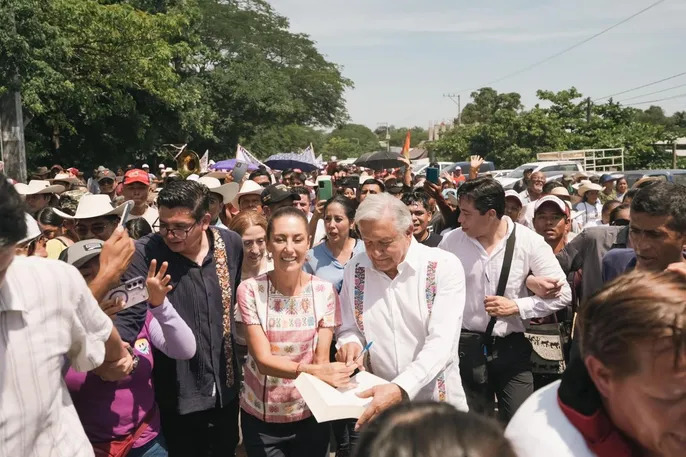 Vamos a seguir construyendo caminos artesanales para mejorar la comunicación en Guerrero: Sheinbaum