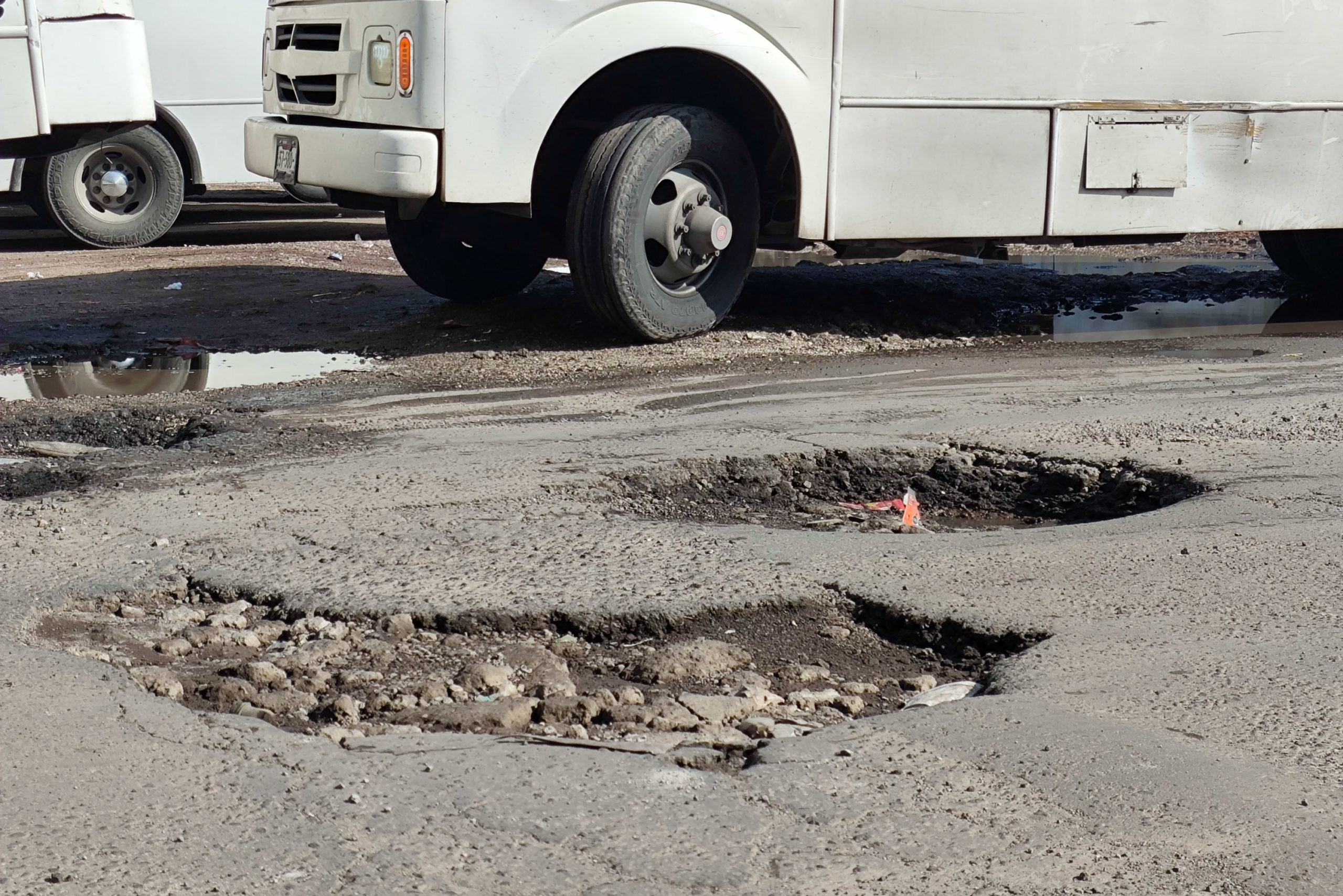 Gobernador de Puebla hace llamado a autoridades municipales para atender problema de baches y socavones